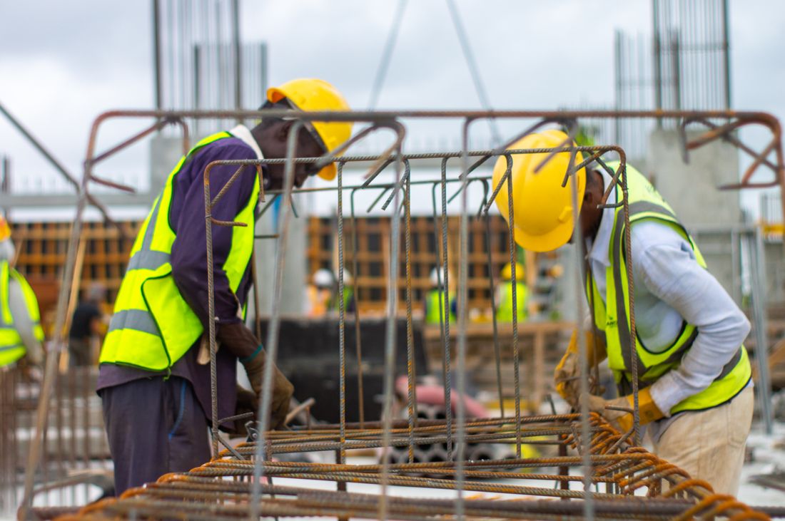 Profesionales con equipo de seguridad en una obra