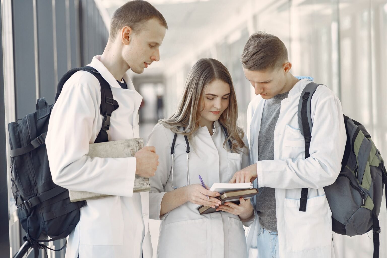 Estudiantes de medicina revisando sus apuntes
