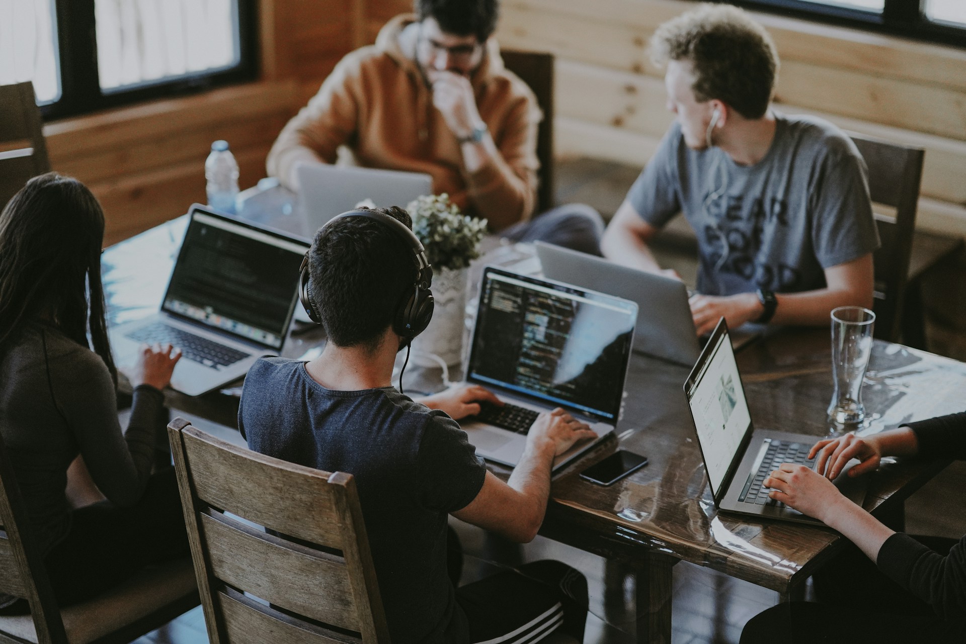 Personas colaborando en el desarrollo de un proyecto digital
